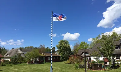 Gartenhäuschen mit Blick  auf die große Wiese