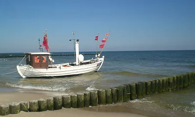 Fischkutter am Strand von Koserow