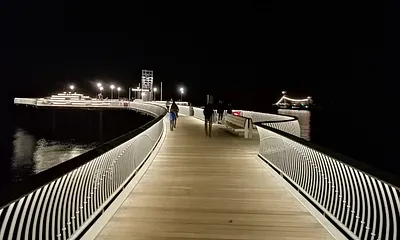 Seebrücke bei Nacht