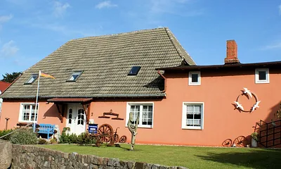 Rechts die beiden Fenster der separaten Ferienwohnung (Küche und Schlafraum)