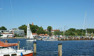 Hafen und Segelschule in Altefähr und Abfahrt der Fähre nach Stralsund.