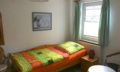 Kleiner Schlafraum mit Vorhang getrennt