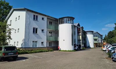 Parkplätze vor dem Haus
