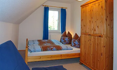 2. Schlafzimmer mit kleinem Doppelbett und Schlafcouch (Fenster mit blickdichter Verdunkelungsmöglichkeit und integriertem Insektenschutz)