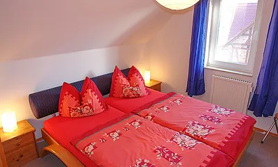 Schlafzimmer mit großem Doppelbett (Fenster mit blickdichter Verdunkelungsmöglichkeit und integriertem Insektenschutz)