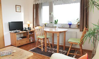 Wohnzimmer mit Eßecke und Boddenblick