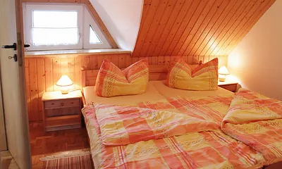 Schlafzimmer mit Tür zum Bad