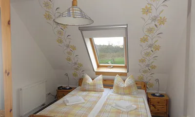 Schlafzimmer mit Doppelbett