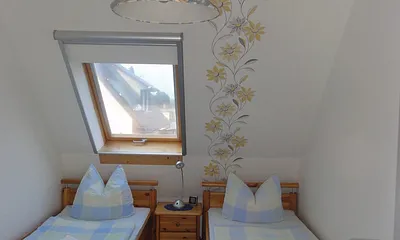 Schlafzimmer mit zwei Einzelbetten