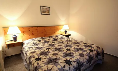 Schlafzimmer mit Doppelbett 1,80 Breite, bei Bedarf hat seitlich das auf dem Schrank befindliche Babyreisebett Platz