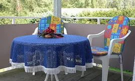 Balkon mit Sitzgruppe, Blick ins Grüne