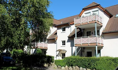 Im Haus 5 der Parkresidenz Dierhagen-Strand wartet auf Sie das Ahoi-Appartement im 2.OG mit großem südwest-Balkon, von dem Sie auch Ihr Auto auf dem dazugehörenden Parkplatz 84 sehen können  