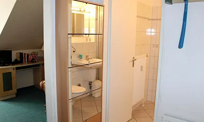 Im Flur befindet sich ein großen Schuhschrank mit Spiegelglasfront