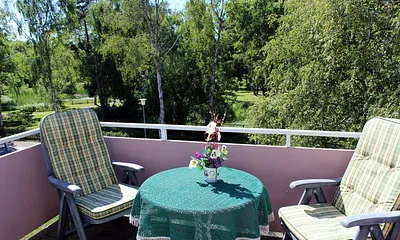 Der große Balkon mit Sonne vom Mittag bis zum Untergang wird gern als "Wohn- und Eßzimmerzimmer" genutzt