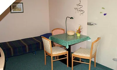  Der Eßplatz für 3 Pers. und unter der Schräge ein zusätzlicher gemütlicher Schlafplatz 