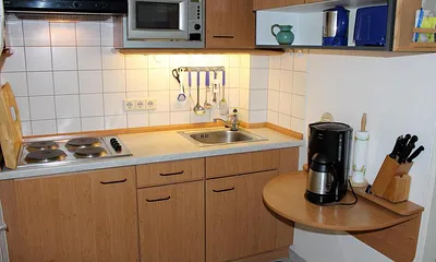 In der gut ausgestatteten  Küche mit Kühlschrank, Mikrowelle, Toaster, Wasserkocher, Kaffeemaschine, Geschirr, Besteck und den üblichen Kochutensilien macht die Selbstversorgung Spass 