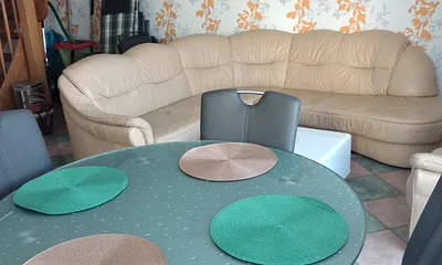 Küchentisch und Wohnsofa