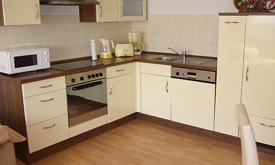 Wohnzimmer mit offener Küche