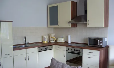 Wohnzimmer mit offener Küche