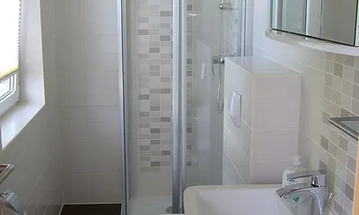 Dusche + WC mit Fenster