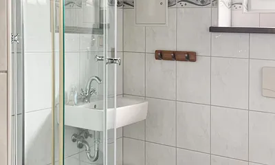 das Bad mit Dusche und Fenster....