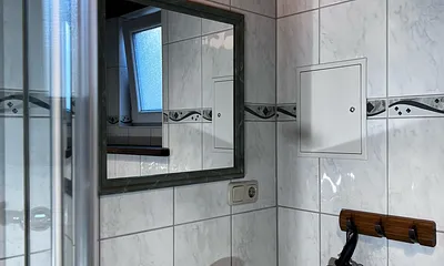 das Bad mit Dusche und Fenster....