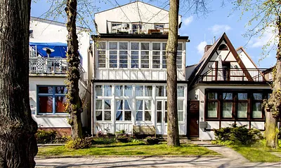 Das Haus... links durch die Tüsche geht es hinein...