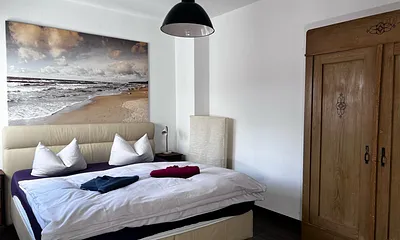 Schlafzimmer mit ausreichend Platz für 2 Kinderreisebetten...