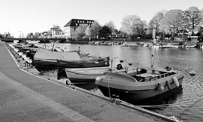 Bahnhofsbrücke immer in Sicht... !! Viel Freude hier...