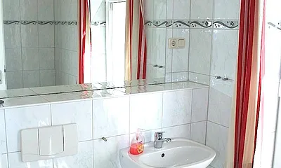 Hier jetzt nicht zu sehen ist die Badewanne mit Dusche. Es ist echt schwer diese vernünftig aufs Bild zu bekommen. :-)