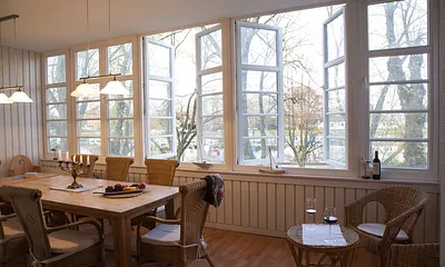 Die Veranda mit Blick auf das Kreuzfahrtterminal und den Alten Stom...