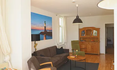 Wohnraum... hinten rechts geht es zur Küche und dem Flur.