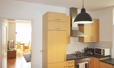 Blick von der Küche ins Wohnzimmer..