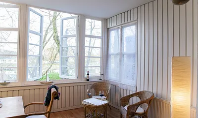 Wein trinken und Schiffe glotzen. Im Sommer nehmen die Bäume ein wenig die Sicht. Diese sorgen dann aber für ein eigenes Klima.