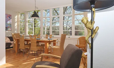 Die Veranda mit Blick auf das Kreuzfahrtterminal und den Alten Stom...