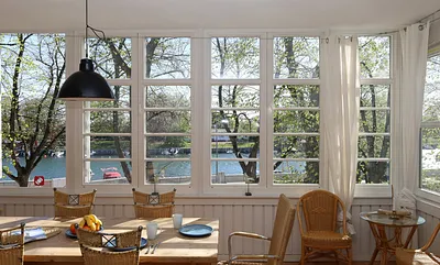 Die Veranda mit Blick auf das Kreuzfahrtterminal und den Alten Stom... 