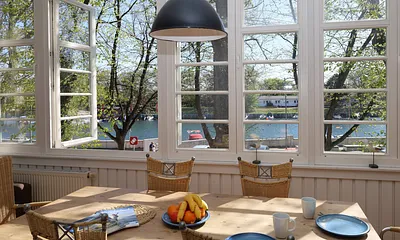 Die Veranda mit Blick auf das Kreuzfahrtterminal und den Alten Stom...