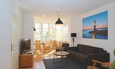 Die Veranda mit Blick auf das Kreuzfahrtterminal und den Alten Stom...