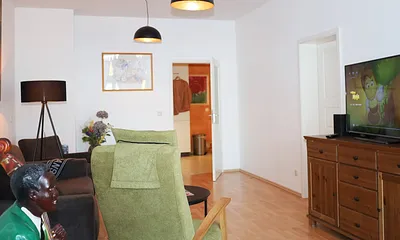 Es passt noch ein Babyreisebett mit in das Zimmer.... :-)