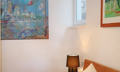 auch 3,6 Quadratmeter Schlaffläche. Schlafecke mit Stoffabtrennung zur Veranda hin.