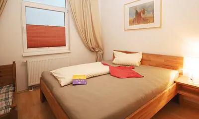 ..das ist jetzt das große Schlafzimmer mit einem zusätzlichen Kinderbett. Ein Schrank ist auch da...