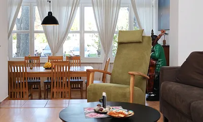 es darf Klavier gespielt werden.... Man hört auch deutlich die Begleitmusik auslaufender Kreuzfahrtschiffe. Sehen tut man Sie auch aus der Veranda heraus....