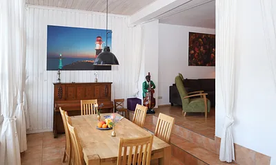 das Kreuzfahrtterminal befindet sich gegenüber des Hauses....der Esstisch in der Veranda ist verlängerter...