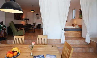 das rechts ist die Schlafecke welche mit Stoffen vom Raum abgetrennt werden kann....