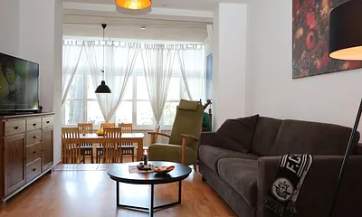 ... auch vom Sofa schaut man Richtung Wasser...