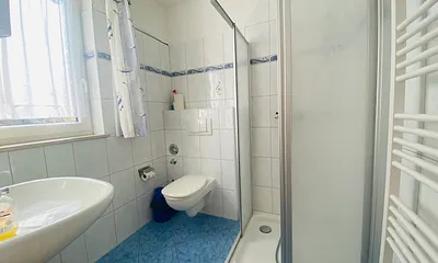 Geräumiges Bad mit ebenerdiger Dusche, Fussbodenheizung, Handtuchtrockner