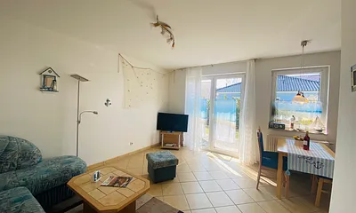 Blick vom Flur durch den Wohnraum auf die Terrasse