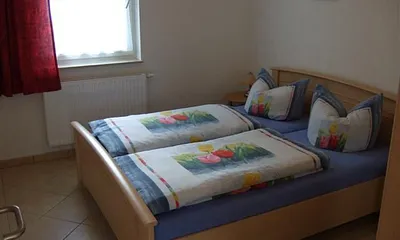 Schlafzimmer mit Doppelbett und 3türigem Kleiderschrank