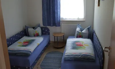 Kinderzimmer mit Einzelliegen und 2türigem Kleiderschrank