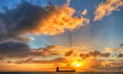 Frachter im Abendlicht